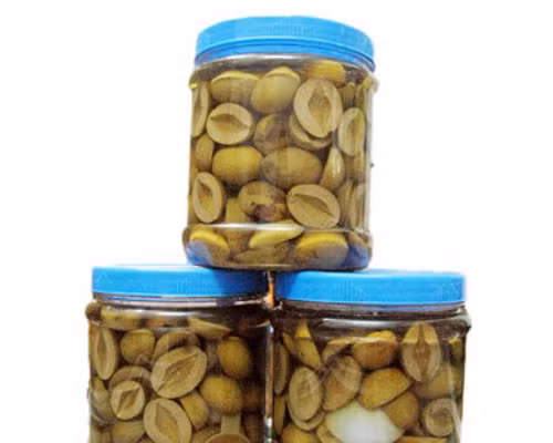 Trám muối. Đây là món ăn quen thuộc của đồng bào Tày Nghĩa Đô, Lào Cai. Món ăn này có thể dùng được trong tất cả các bữa ăn, kể cả bữa cỗ của người Tày. Trám muối khi ăn có vị chua nhẹ, giữ được mùi thơm, cùi trám dóc hạt nhưng vẫn có độ dai, giòn. Khi ăn trám muối sẽ có cảm nhận về vị mặn của muối hòa với vị bùi bùi, chua chua và không thiếu vị ngọt nơi đầu lưỡi.