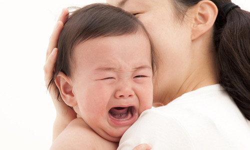 1. Ôm trẻ thật chặt. Khi bé còn nhỏ, chúng ta thường phải đặt trẻ trong một chiếc chăn và ôm bé thật chặt để bé không sợ hãi. Đối với những bé lớn hơn, cha mẹ cũng hoàn toàn có thể dùng cách này để giúp con lấy lại bình tĩnh.