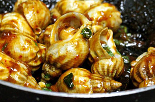 Ốc hương sốt me. Ốc hương sốt me là một trong số món ăn đặc sản thơm ngon, bổ dưỡng được rất nhiều người yêu thích. Món này rất hấp dẫn với vị chua dịu nhẹ của me, vị ngọt của đường, vị cay của ớt và thêm vào đó là vị ngon giòn giòn dai dai của ốc. Các hương vị khi được kết hợp với nhau tạo thành một hương vị vô cùng độc đáo và hấp dẫn.