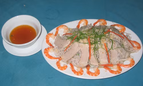 Gỏi củ chuối. Loại củ chuối làm gỏi ngon là từ cây chuối hột, bởi với các loại chuối thông thường, phần củ không giàu giá trị dinh dưỡng bằng, riêng chuối hột có nhiều tác dụng trị bệnh (theo dân gian, giúp ngừa sỏi thận, trị khó tiêu, giải độc, lợi tiểu…). Gỏi củ chuối là món ăn dễ làm, có thể dùng trong bữa ăn hằng ngày hoặc vào dịp lễ tiệc, do mùi vị thanh, không ngán, không chứa nhiều đường và dầu mỡ.