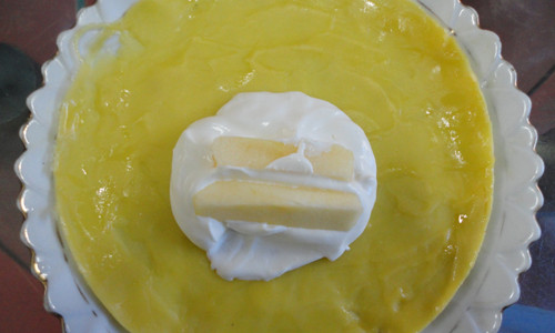 Bước 9: Trước tiên bạn trải phần vỏ bánh xuống đĩa, ngửa phần bánh tiếp xúc với mặt chảo lên trên, phần mịn hơn để ra ngoài. Xúc một thìa kem tươi dàn ra dày khoảng 0,8 -1cm, để hai miếng táo đặt vào giữa rồi bạn gói lớp vỏ bao kín lớp nhân lại là được.