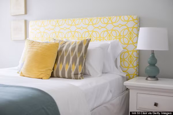 Chỉnh lại gối đầu. Hầu hết chúng ta chỉ chú ý đến đệm và ga giường thay vì chiếc gối. Nhưng bạn không biết rằng nếu chiếc gối không phù hợp sẽ phá nát giấc ngủ của bạn.