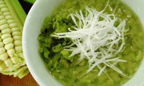 Chè ngô cốm. Chè ngô cốm có thể ăn nóng, nguội hay lạnh tùy thích. Món chè này có vị thanh khiết của cốm kèm vị béo ngậy của nước cốt dừa. Ăn chè nóng cũng ngon mà để lạnh cũng tuyệt! Chè nấu xong để nguội rồi cất vào tủ lạnh, khi ăn chỉ cần thêm nước cốt dừa, không cần đá vẫn mát mà không ảnh hưởng đến độ ngọt của chè.