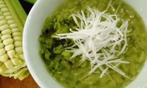 Chè ngô cốm. Chè ngô cốm có thể ăn nóng, nguội hay lạnh tùy thích. Món chè này có vị thanh khiết của cốm kèm vị béo ngậy của nước cốt dừa. Ăn chè nóng cũng ngon mà để lạnh cũng tuyệt! Chè nấu xong để nguội rồi cất vào tủ lạnh, khi ăn chỉ cần thêm nước cốt dừa, không cần đá vẫn mát mà không ảnh hưởng đến độ ngọt của chè.