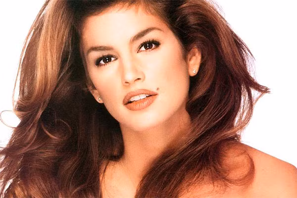 Cindy Crawford. Siêu mẫu hàng đầu thế giới một thời, Cindy Crawford vừa chia sẻ bí mật giữ gìn sắc đẹp và sự tươi trẻ ngay cả khi gần bước sang tuổi 40 và đã sinh con. Siêu mẫu tiết lộ, việc chọn đúng màu tóc theo từng độ tuổi và chăm sóc sức khỏe tác động đến vẻ bề ngoài của cô, hơn bất kỳ biện pháp phẫu thuật thẩm mỹ nào.