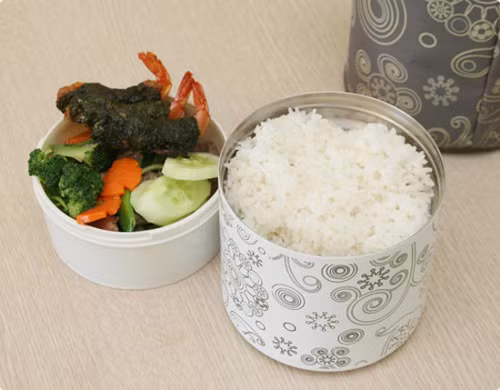 Chuẩn bị cặp lồng cơm trưa. Chỉ cần bạn chịu khó một chút, chuẩn bị những đồ ăn thừa từ tối hôm trước để chế biến thành bữa trưa mang tới văn phòng là bạn có thể tiết kiệm được một chút rồi. Mang cơm đến văn phòng vừa tiện lợi, đảm bảo vệ sinh lại còn tiết kiệm nữa.