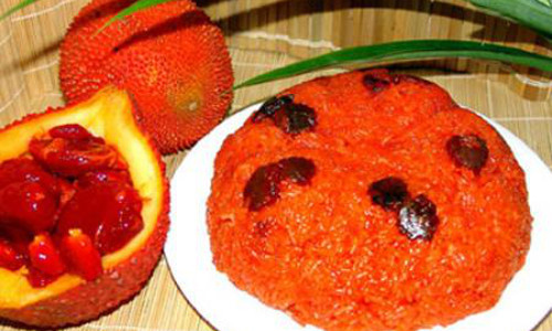 Màu đỏ. Để nhuộm màu đỏ cho xôi, người ta thường dùng gấc. Bộ phận dùng nhiều trong quả gấc là ruột gấc tươi và hạt gấc để trộn vào gạo nếp. Để nhuộm màu đỏ cho bánh kẹo, thạch… thì củ dền hay được sử dụng hơn.