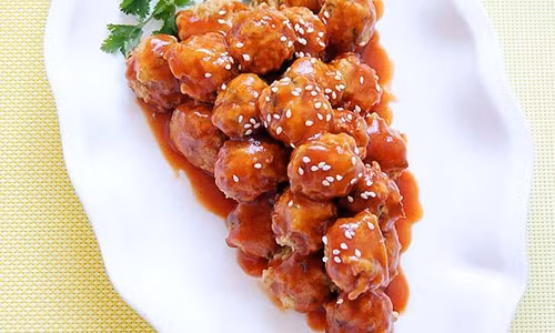 Cách trang trí kiểu này giúp che bớt khoảng trống thừa bên ngoài mà không làm giảm đi cảm giác ngon miệng. Việc trang trí tập trung tại một điểm sẽ làm nổi bật món ăn được trình bày. Với cách này, bạn có thể bày rau lên trên bề mặt của đĩa, tuy nhiên tránh trang trí nhiều sẽ làm mất tính thẩm mỹ.