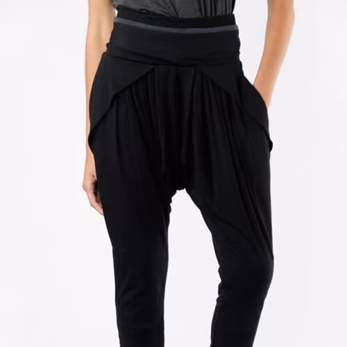 Quần harem. Phái đẹp rất chuộng kiểu quần harem cá tính này. Với thiết kế đũng xệ, rộng trên bó dưới, nó mang đến sự thoải mái cho người mặc khi di chuyển, đúng lên ngồi xuống. Tuy nhiên, cánh mày râu lại chẳng "hấp thụ" được những ưu điểm này. Họ đều nhíu mày khi vô tình bắt gặp cô gái nào mặc quần harem trên phố hay nơi văn phòng.