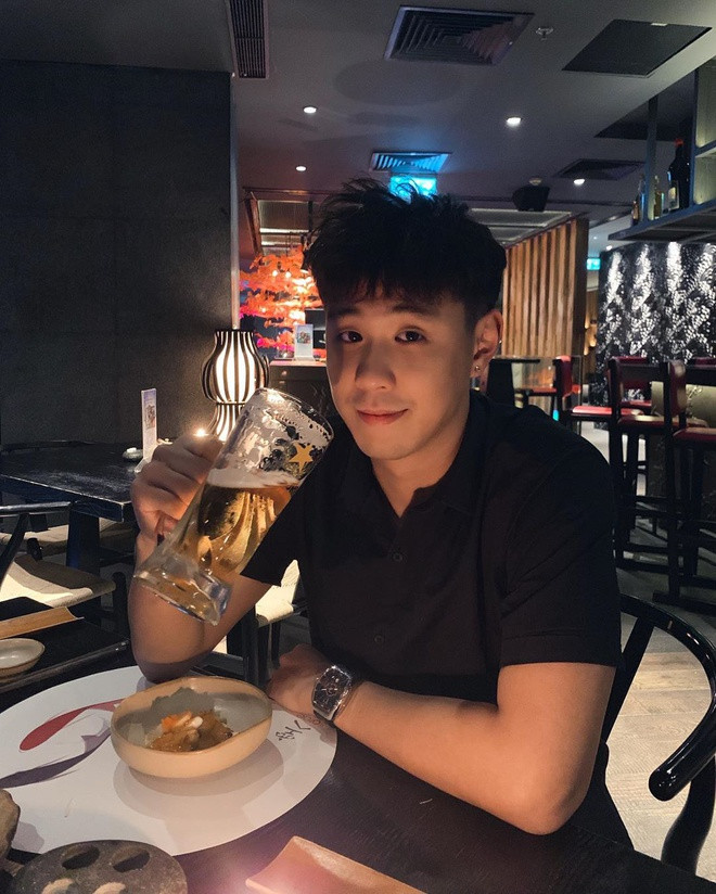 Hiện tại, cả hai đã follow nhau trên MXH và thường xuyên "thả tim" qua lại. Dân mạng tin rằng trong thời gian ngắn, vlogger sinh năm 1993 và bạn gái gợi cảm sẽ chính thức "lộ diện" là một cặp.