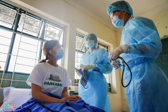 5 du khach bay cung nu benh nhan Covid-19 thu 17 da qua Campuchia