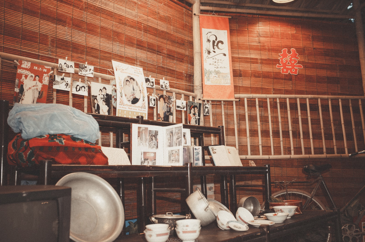 Những bức ảnh cưới ngày xưa cũng được BTC chương trình chuẩn bị vào tạo nên không gian hoài niệm của nhiều cặp đôi có tuổi về một thuở yêu đương nồng cháy của mình.