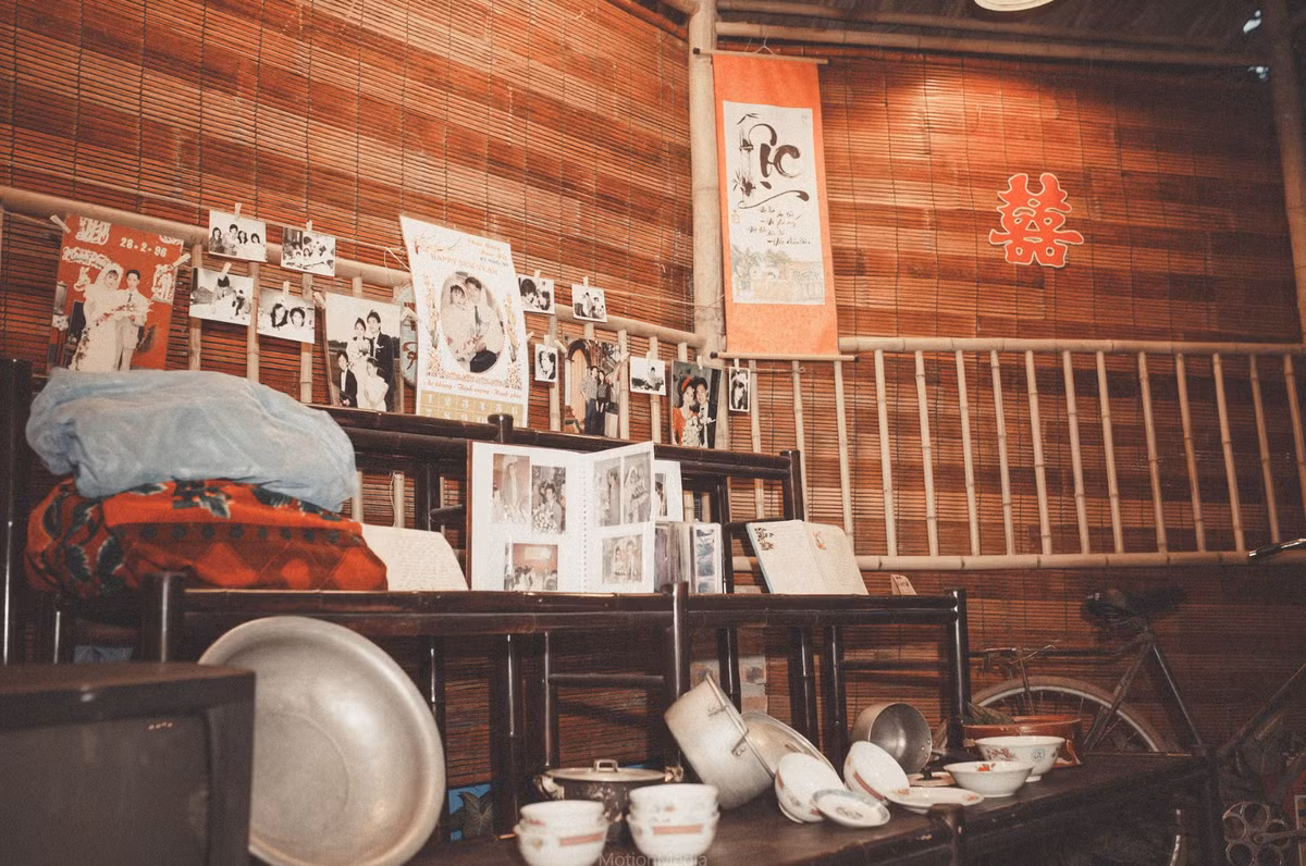 Những bức ảnh cưới ngày xưa cũng được BTC chương trình chuẩn bị vào tạo nên không gian hoài niệm của nhiều cặp đôi có tuổi về một thuở yêu đương nồng cháy của mình.