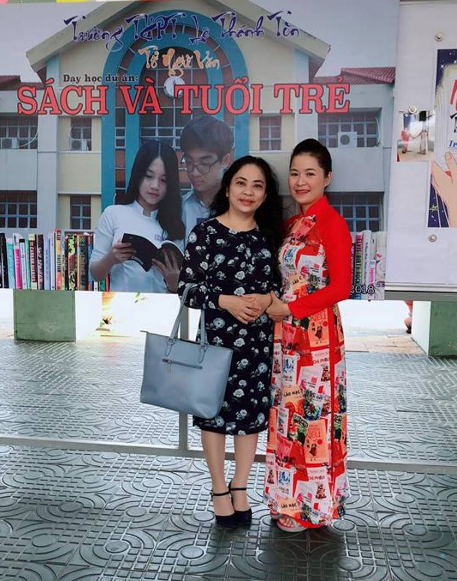 Theo chia sẻ của cô Như Trang - Giáo viên môn Ngữ Văn trường THPT Lê Thánh Tôn cho biết: "Chiếc áo dài đồng phục 3D này là hình ảnh của những bìa tác phẩm Văn học từ cấp THCS đến THPT. Đây là thiết kế phù hợp với chủ đề hoạt động Sách và tuổi trẻ của tổ Ngữ Văn của trường".