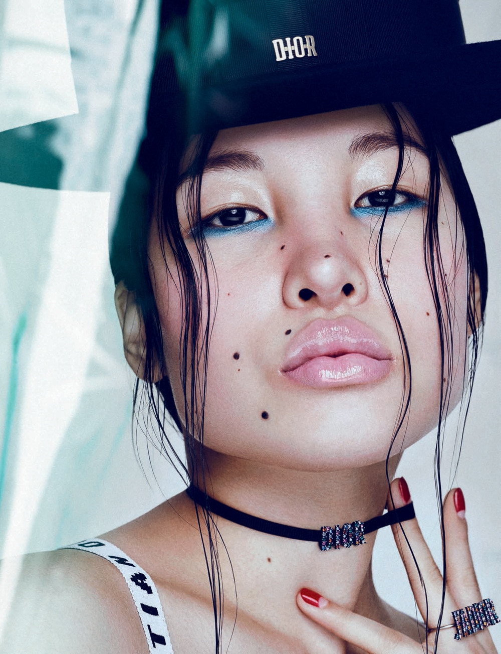 Tạp chí thời trang quốc tế Elle cũng tán đồng cho rằng Tsunaina giống hệt nhân vật trong Avatar. Hình ảnh của cô giống như tranh vẽ.