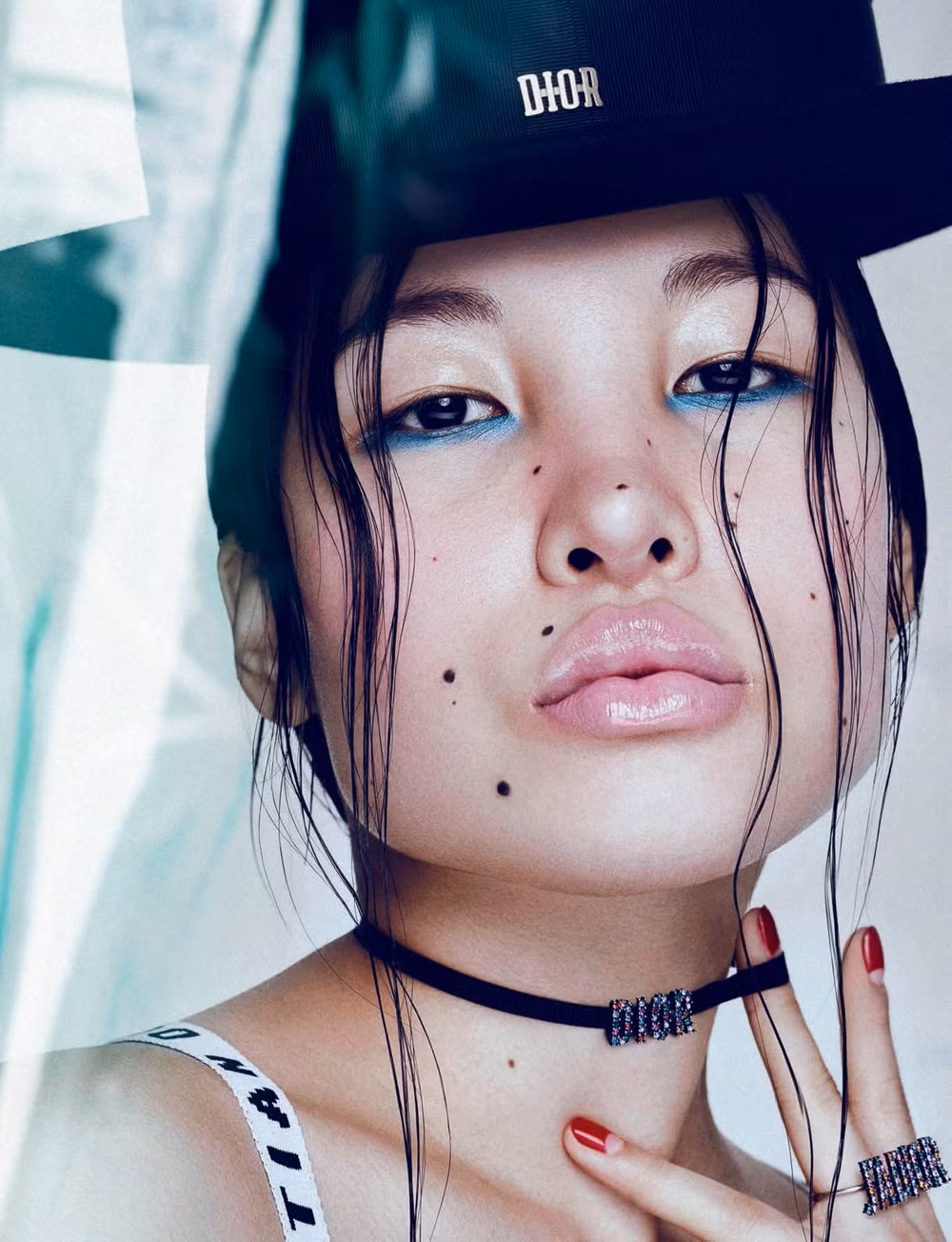 Tạp chí thời trang quốc tế Elle cũng tán đồng cho rằng Tsunaina giống hệt nhân vật trong Avatar. Hình ảnh của cô giống như tranh vẽ.