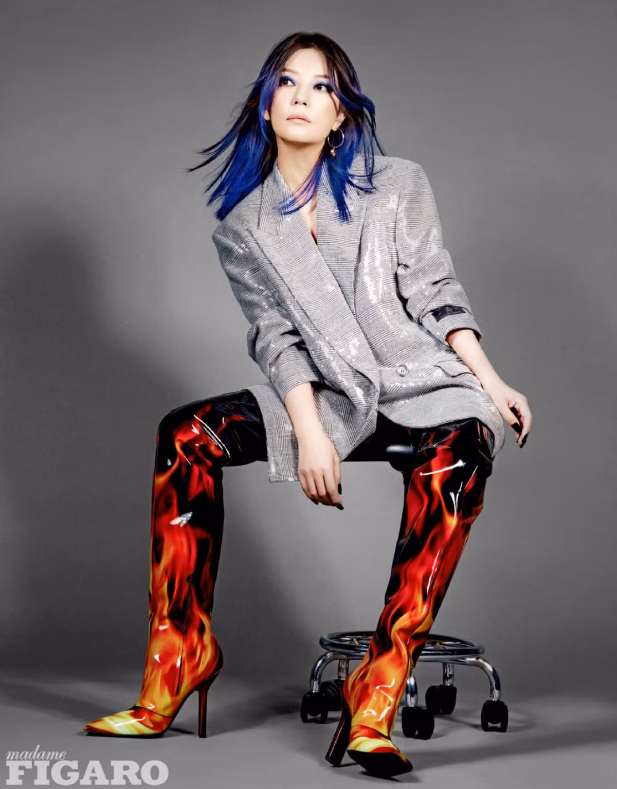 Đôi mắt được trang điểm đậm toát lên vẻ sắc lạnh, bí ẩn.