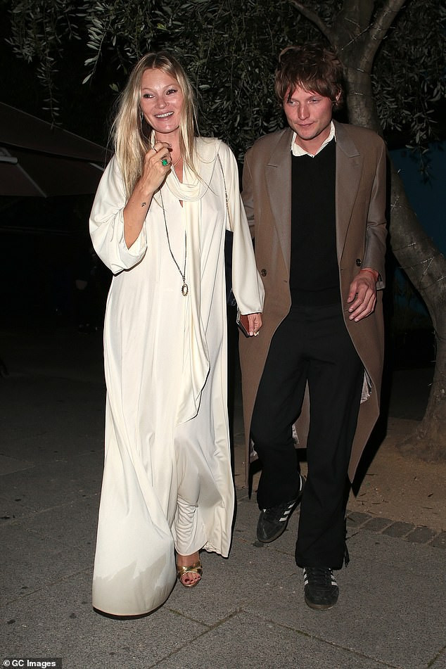 ##s###Tháp tùng 2 mẹ con siêu mẫu là bạn trai người Đức kém 13 tuổi của Kate Moss có tên Count Nikolai Von Bismarck. Anh là con trai của một người bạn cô. Cặp đôi đã hẹn hò được khoảng 4 năm, sau khi người đẹp chia tay chồng Jamie Hince