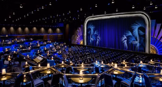 Ngoài ra, Casino này còn cung cấp các dịch vụ và cơ sở vật chất gồm Trung tâm Hội nghị Crown tại khách sạn Promenade, hồ bơi, hai spa, một số địa điểm giải trí gồm phòng hòa nhạc, 3 câu lạc bộ đêm và 15 quán bar. Thêm vào đó là 13 rạp chiếu phim, trung tâm bowling King Pin, trò chơi hành động tương tác và các trung tâm mua sắm bán lẻ. Trẻ em dưới 18 tuổi sẽ có một khu vui chơi giải trí và mua sắm riêng.