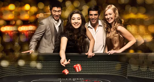 Với tổng diện tích lên tới 510.000m2, Tổ hợp Giải trí và Casino Crown là địa điểm giải trí và sòng bạc lớn nhất ở Nam bán cầu và cũng là một trong những sòng bài lớn nhất thế giới. Bên trong sòng bài này là 400 bàn chơi trực tiếp, 2.500 máy tự động cho những loại phổ biến như roulette, baccarat, blackjack, súc sắc, Pai Gow poker... Sòng bài mở cửa 24/24h mỗi ngày.
