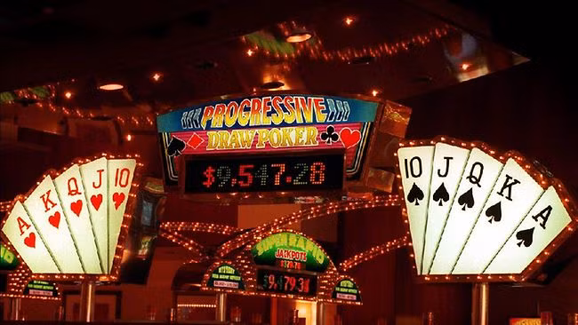 Jennifer Nguyen, nhân viên chuyên tiếp những khách hàng cao cấp tại sòng bài Crown cho biết: "Hoang là một trong những người chơi hào phóng nhất, có lẽ là một trong những khách hàng chịu chơi nhất của chúng tôi từ Sydney". Sòng bài Crown đã dành những dịch vụ xa xỉ nhất để tiếp đón Hoang và những người bạn. Các chế độ chăm sóc "thượng đế" của Crown gồm vé máy bay hạng thương gia miễn phí từ Sydney đến Melbourne, một căn hộ cao cấp để nghỉ ngơi, rượu và thức ăn miễn phí khi chơi bài. Theo Jennifer, người chơi cần tiêu ít nhất một triệu USD tại sòng bài nếu muốn hưởng những dịch vụ cao cấp.