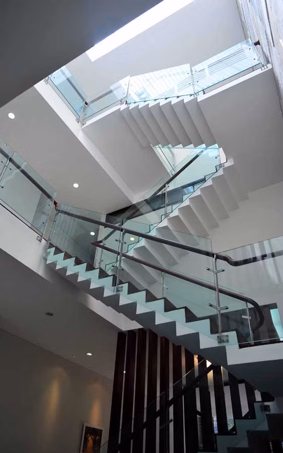 Đồng thời, ngôi nhà này được dùng chất liệu kính và sơn tường màu sáng để không gian trong nhà trông rộng rãi và sáng sủa hơn.