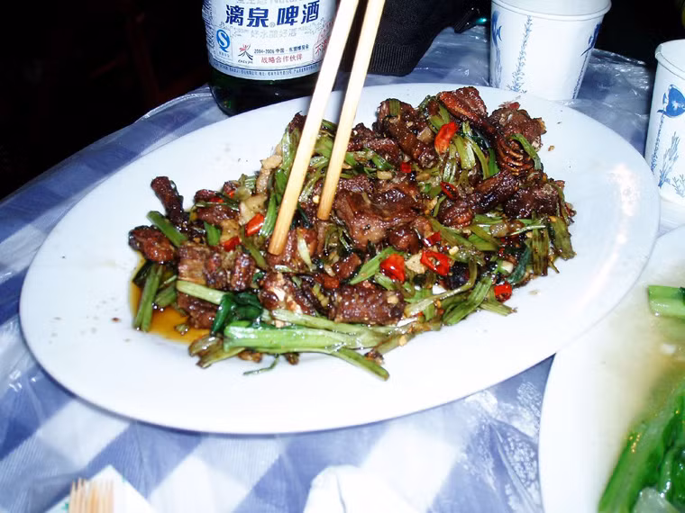 Khách hàng Việt Nam gần đó rất thích mua chuột của Tuan, vì thịt nó tươi và đã qua sơ chế. Cô là người có cơ sở kinh doanh thịt chuột lớn nhất cửa khẩu này. “Mọi người ở khắp nơi đều đến chỗ tôi mua hàng. Họ thích những con chuột béo. Chúng còn ngon hơn cả thịt lợn”, Tuan cho biết.