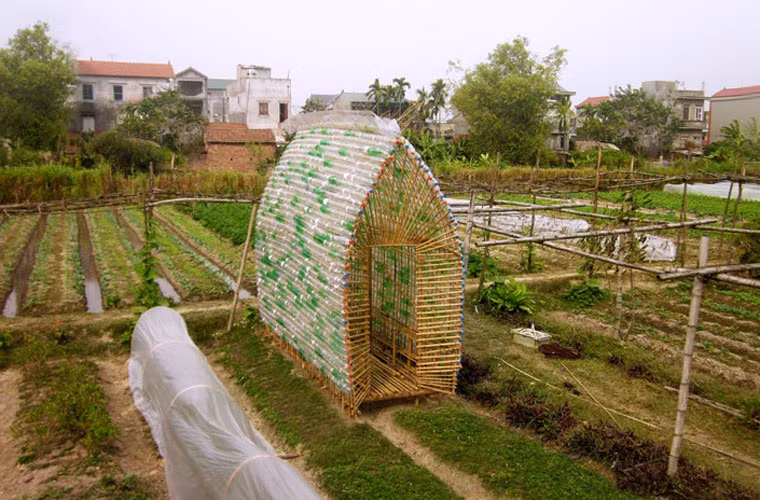 Nha bang chai nhua o Ha Noi khien bao ngoai kinh ngac-Hinh-9