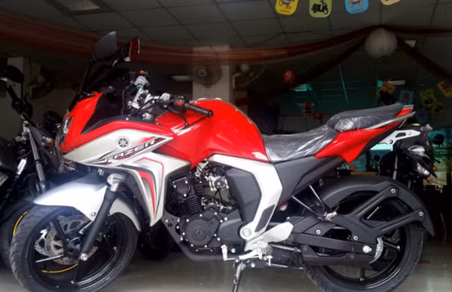 Fazer Fi 2.0 có 3 màu sắc tùy chọn cho khách hàng là đỏ-đen, đỏ-trắng và trắng-xanh.