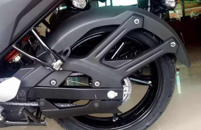 Yamaha Fazer Fi 2.0 sử dụng vành 17 inch với lốp trước không săm 100/80 và lốp sau 140/60 giống trên FZ Fi 2.0. Dòng xe côn tay này cũng trang bị phanh đĩa trước với 2 piston kẹp phanh và phanh tang trống phía sau.