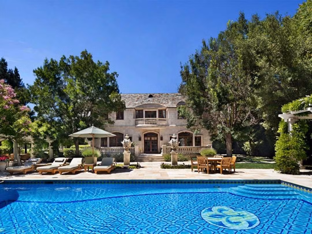 Biệt thự này là một phiên bản mini của cung điện Versailles (Pháp), nằm ở địa chỉ: 91 Isabella Avenue, Atherton. Ngôi nhà 3 tầng này đang được rao bán với giá 14,95 triệu USD. Một số tỷ phú công nghệ cao, gồm cả người đồng sáng lập Microsoft Paul Allen và Chủ tịch Google Eric Schmidt, đang sở hữu nhà ở khu vực thung lũng Silicon này.