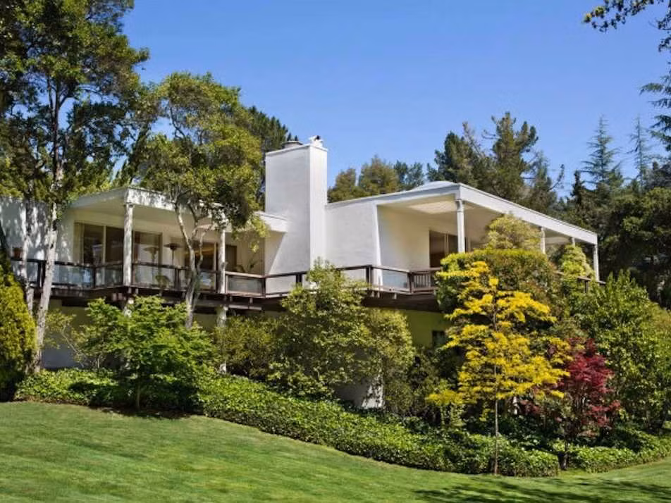 Biệt thự 5 phòng ngủ này được thiết kế bởi kiến trúc sư nổi tiếng Joseph Esherick. Nó tọa lạc ở địa chỉ: 50 Belbrook Way, Atherton, với giá rao bán 21,8 triệu USD.