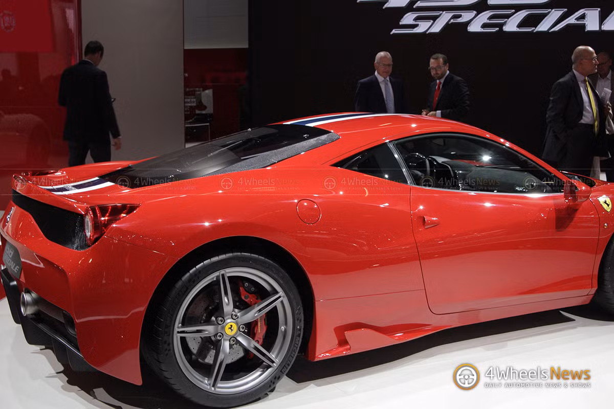 Ferrari 458 Speciale Spider được trang bị động cơ V8, dung tích 4,5 lít, sản sinh công suất tối đa 605 mã lực, mô-men xoắn cực đại 540 Nm.
