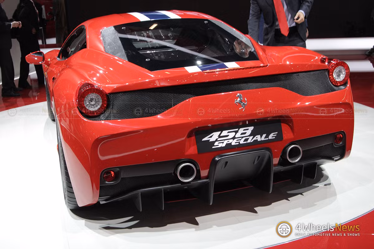 Ferrari 458 Speciale Spider sẽ có 2 thiết kế la-zăng mới cùng các đường sọc cách điệu để tạo sự khác biệt so với phiên bản Coupe. Trong khi đó, không gian nội thất của 458 Speciale Spider sẽ trang bị ghế ngồi thể thao mới và các vật liệu sợi carbon.