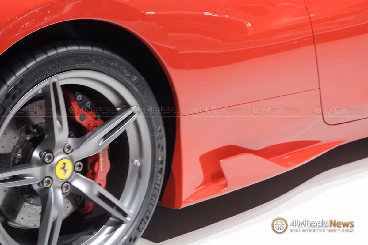 Chiếc xe có khả năng tăng tốc 0-100 km/h trong 3 giây, 0-200 km/h trong 9,1 giây trước khi đạt tốc độ tối đa 325 km/h.