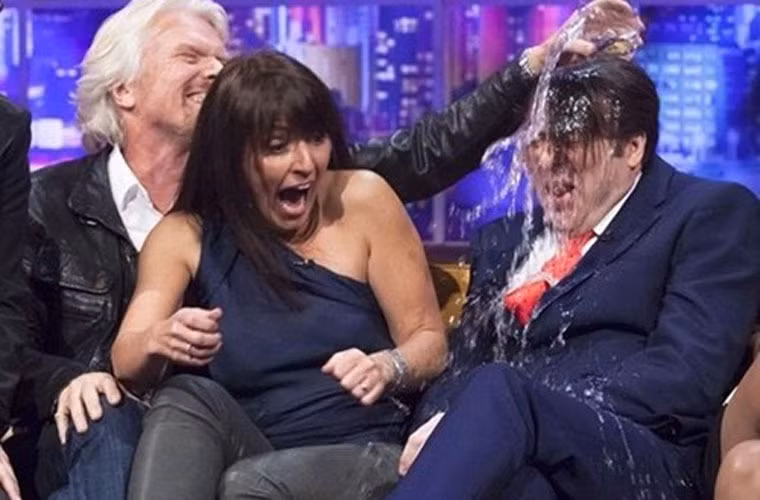 Tỷ phú người Anh hắt nước vào người MC trong một chương trình truyền hình.