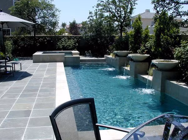 Nếu ngôi nhà bạn có không gian sân sau rộng hơn một chút thì có thể thiết kế một bể bơi ấn tượng hơn. Đây là một kiểu hồ bơi có thiết kế khá nổi bật.