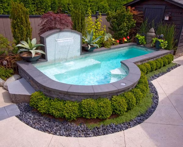 Ngoài ra, bạn cũng có thể chọn thiết kế cho hồ bơi với một hình thù khác thường hơn như công trình này.