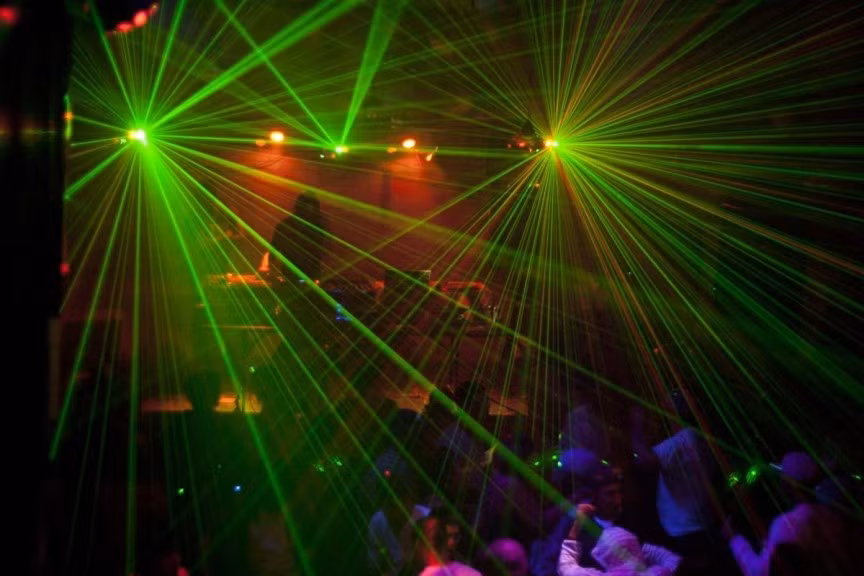 10. Hộp đêm Aquarium ở Anh. Nằm ở London, Aquarium Club có lẽ là hộp đêm xa hoa nhất nước Anh. Tại hộp đêm này, bạn có thể lên sàn nhảy, nhảy vào bể sục, hoặc thưởng thức cocktail trong một bể bơi. Tuy nhiên, điểm độc đáo nhất của hộp đêm này là nó đem đến cho khách cảm giác như đang trở về thập niên 70 và 80 qua âm nhạc, trang phục và các tính năng ấn tượng khác.