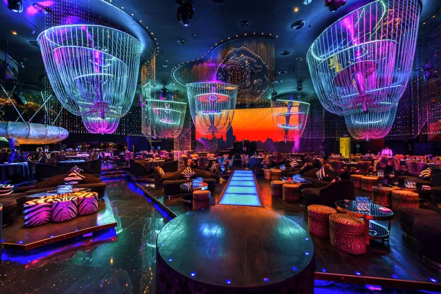 3. Cavalli, Dubai. Hộp đêm Cavalli nằm trong khách sạn Fairmont Tower. Cavalli được mở cửa bởi nhà thiết kế huyền thoại, Roberto Cavalli. Ngoài việc được trang trí bởi 356.000 viên pha lê Swarovski lấp lánh và phục vụ những đồ uống đắt tiền, hộp đêm Cavalli còn giới thiệu các thiết kế thời trang cao cấp của ông Cavalli. Tất nhiên, sẽ chẳng có gì ngạc nhiên khi một số DJ nổi tiếng nhất thế giới thường biểu diễn ở đây.