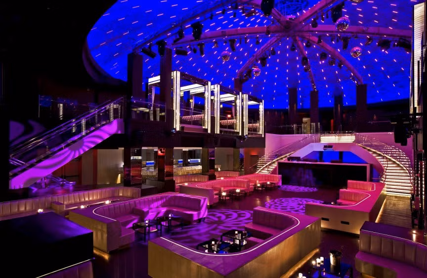 7. LIV Club, Florida (Mỹ). Hộp LIV rộng 18.000 m2 này là nơi tổ chức những bữa tiệc “hot” nhất của Miami (Florida) với những DJ nổi tiếng thế giới. Bên trong, LIV trông giống như một sân chơi ảo giác với nhiều màu sắc pha trộn. Thu nhập mỗi năm của hộp đêm gần 60 triệu USD. LIV cũng thu hút những người nổi tiếng và doanh nhân giàu có từ khắp nơi trên thế giới, với một số người chi cả trăm USD chỉ để thưởng thức một chai rượu sâm banh.