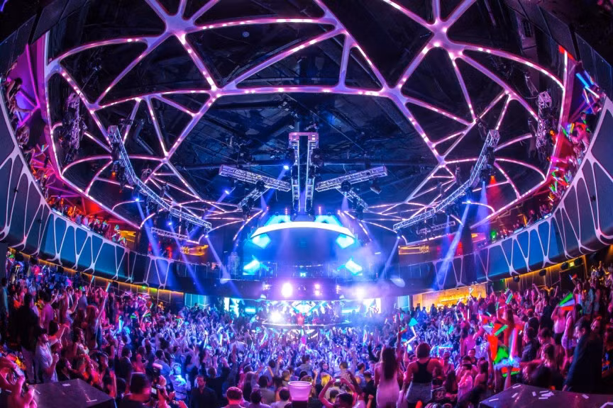 1. Hakkasan, Las Vegas (Mỹ). Hộp đêm Hakkasan nằm trong khách sạn và sòng bạc MGM Grand Hotel. Hakkasan trở nên đặc biệt bởi nó là hộp đêm kiêm nhà hàng đầu tiên tại Las Vegas. Không chỉ có vậy, nơi đây còn nổi tiếng bởi những chai champagne có giá bán đắt nhất thế giới với mức giá lên tới 500.000 USD (khoảng 10,5 tỷ đồng). Thương hiệu champagne nổi tiếng thế giới Armand de Brignac đã cung cấp cho hộp đêm Hakkasan bộ sưu tập rượu vang đặc biệt mang tên Dynastie và những khách hàng thượng lưu thường xuyên lui tới nhà hàng mới cơ hội thưởng thức loại rượu này. Số lượng phục vụ cũng chỉ có giới hạn, các khách hàng muốn thưởng thức rượu cần phải đặt trước.