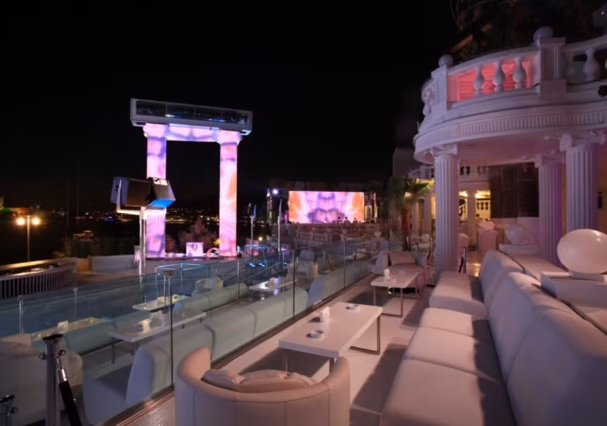 5. Halikarnas Club, Thổ Nhĩ Kỳ. Hộp đêm này nằm ở một thị trấn nghỉ mát của Thổ Nhĩ Kỳ được gọi là Bodrum. Halikarnas nằm bên cạnh bãi biển, vì vậy bạn có thể đi dạo thoải mái trên những con sóng sau khi cảm thấy mệt mỏi bởi đám đông và âm nhạc trong sàn nhảy. Halikarnas có khả năng tổ chức tiệc tùng cho hơn 10 ngàn người cùng một lúc.