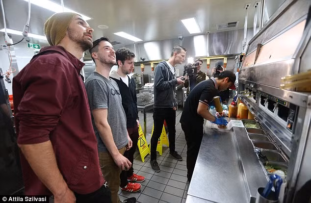 Bà Lawson cho biết, việc công khai hoạt động trong nhà bếp của KFC là một cơ hội để cung cấp "sự minh bạch" về hoạt động của doanh nghiệp. Bà Lawson cũng cho biết KFC là một trong công ty tuân thủ những thủ tục y tế và an toàn nghiêm ngặt nhất trên thế giới trong lĩnh vực chế biến gà.