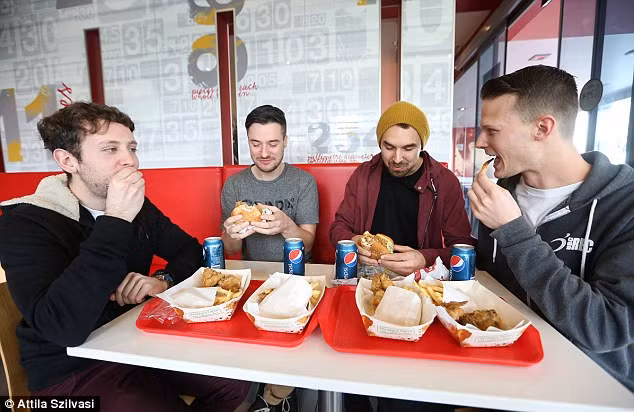 Sau khi kết thúc chuyến thăm quan nhà bếp, nhóm khách hàng đã được mời ăn một bữa tại cửa hàng KFC này. Nhóm khách này cho biết, họ rất vui và sẽ tiếp tục ăn tại KFC sau chuyến thăm quan lý thú.