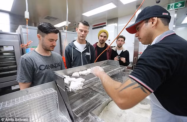 Sau đó, chúng sẽ được tẩm bột và ướp gia vị trước khi nấu chín chính xác 12 phút và 40 giây.