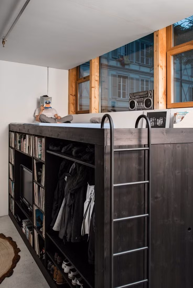 Chọn giường khối lập phương. Với chiếc giường này, bạn có thể đặt mọi thứ như ti vi, sách, tủ quần áo, giày dép một cách gọn gàng. Còn bên trên đỉnh khối lập phương này là một chiếc giường ngủ êm ái.