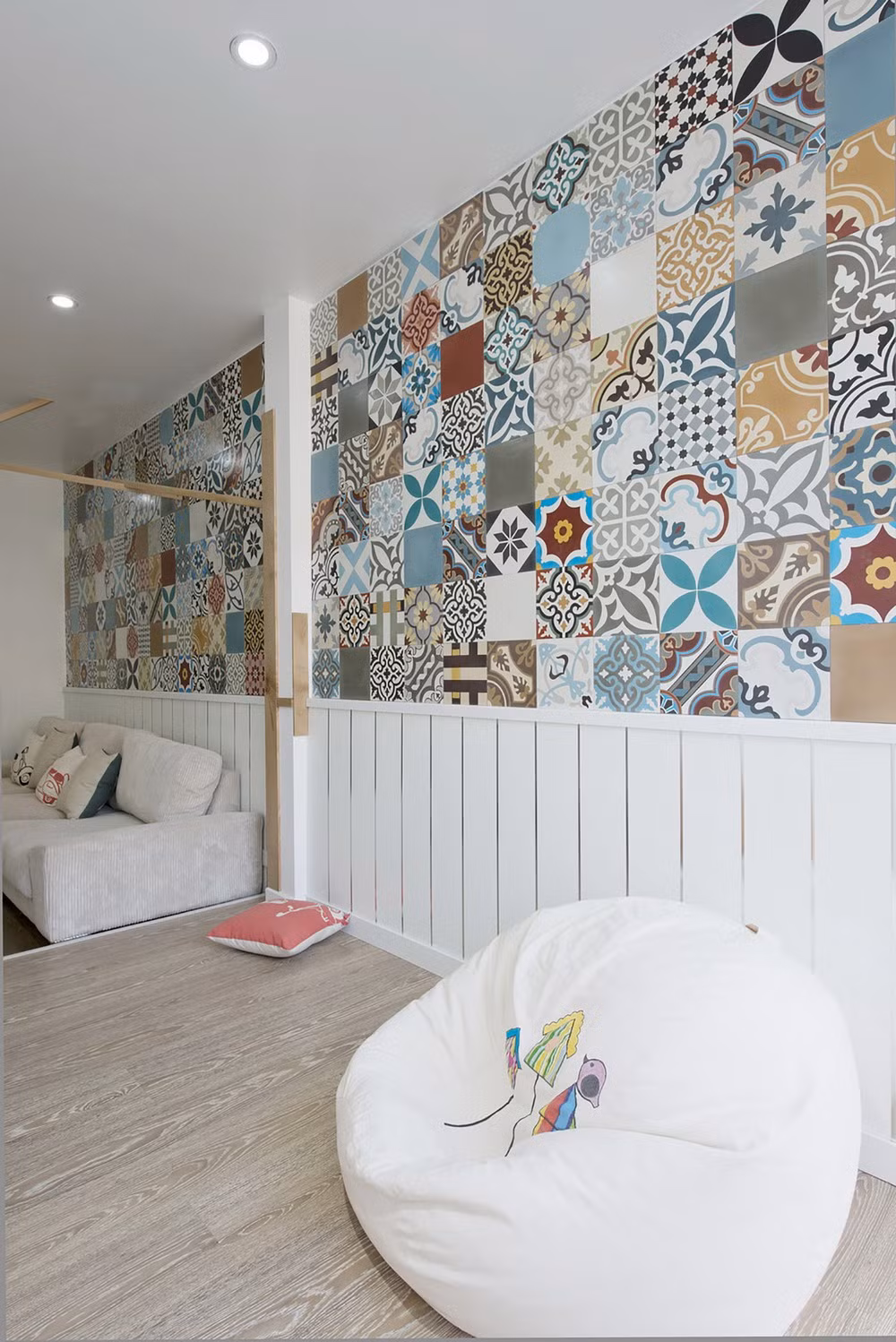 Bức tường lát gạch men nhiều hoa văn góp phần tô điểm cho căn hộ.