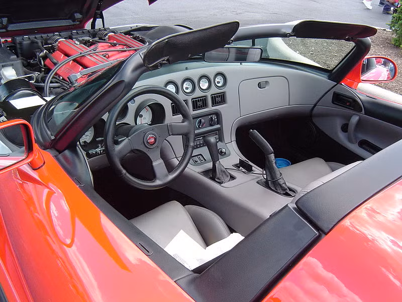 Dodge Viper 1962 được coi là một chiếc xe rất nguy hiểm cho người lái bởi nó không có hệ thống kiểm soát độ bám đường cùng hệ thống chống bó phanh.