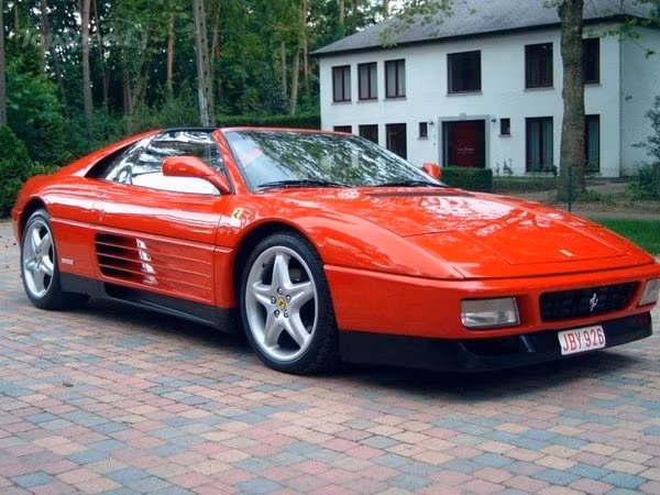 Ferrari 348 1989-95 (100.000 USD). Hãng xe Ferrari nổi tiếng hàng đầu thế giới từng sản xuất những siêu xe tuyệt đẹp, là niềm mơ ước của hàng triệu tín đồ xe hơi trên thế giới. Tuy nhiên, chiếc Ferrari 348 lại là một trường hợp ngoại lệ.